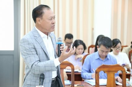 Luật sư Lê Hồng Nguyên, Trưởng Cơ quan đại diện Liên đoàn Luật sư Việt Nam tại TP HCM, nêu ý kiến tại hội nghị. Ảnh: Ngô Tùng