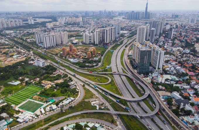 Lo ngại đổ vỡ nếu tiếp tục siết tín dụng bất động sản 1 Bất động sản dọc theo Xa lộ Hà Nội và tuyến Metro số 1 Bến Thành - Suối Tiên. Ảnh: Quỳnh Trần
