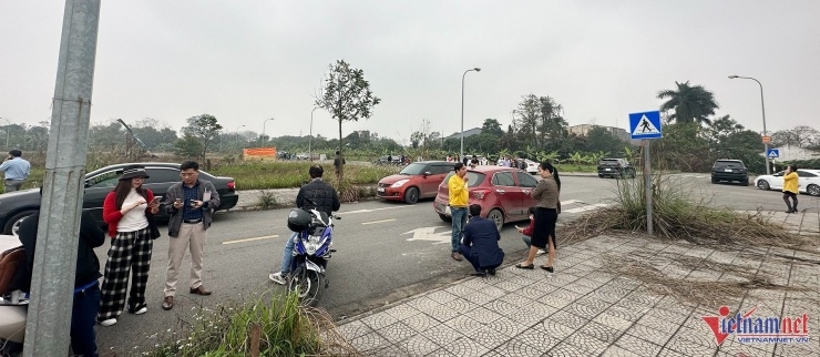 Chiêu trò tung tin sáp nhập tỉnh để "thổi" giá đất 1 Dòng người đổ về TP Việt Trì (Phú Thọ) hỏi mua đất khiến thị trường bất động sản nóng trở lại sau nhiều năm "đóng băng". Ảnh: Vietnamnet