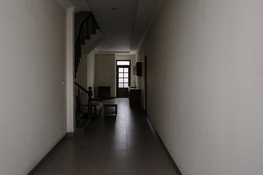 Phong thuỷ cảnh báo: Giàu chớ chọn nhà ngang, nghèo đừng mua nhà dọc – lý do khiến ai cũng giật mình 2 Nhà dọc thiếu sáng, khí nén – dễ gây trì trệ tài vận, ảnh hưởng sức khoẻ và tinh thần.